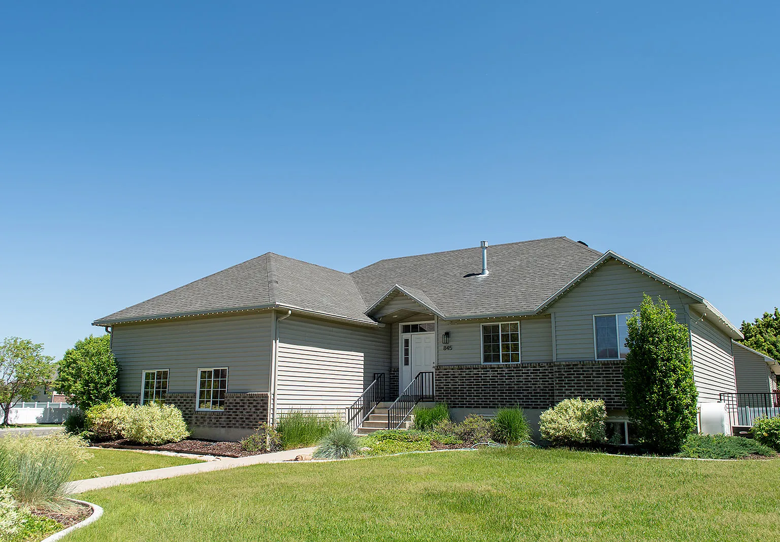 5 bed, 3.0 bath, 2702 sqft, $2,700 — Photo 2