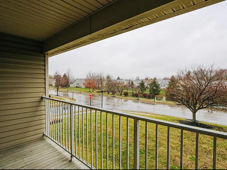 4612 Court Yard Dr — Photo 3