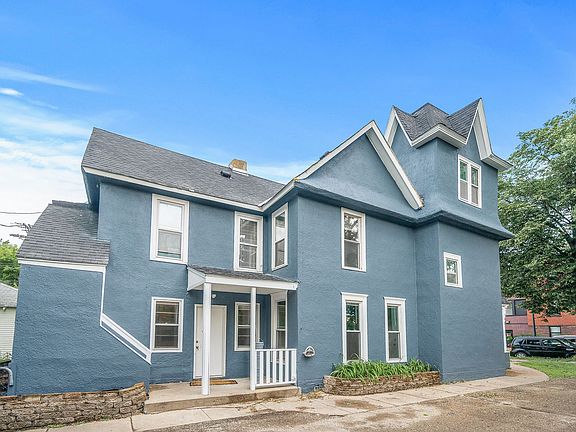 3rd image of 922 18 1/2 Ave NE #2