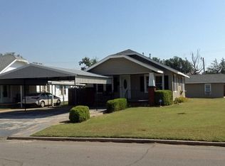 621 S 9th St, Clinton, OK 73601