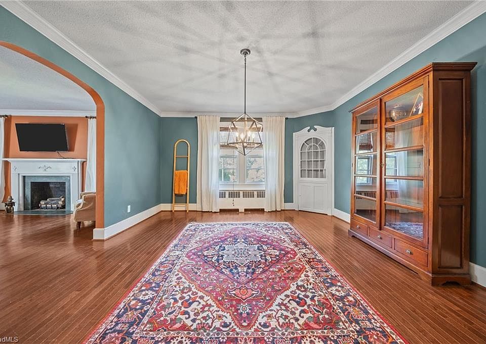 10th image of 224 W Colonial Dr
