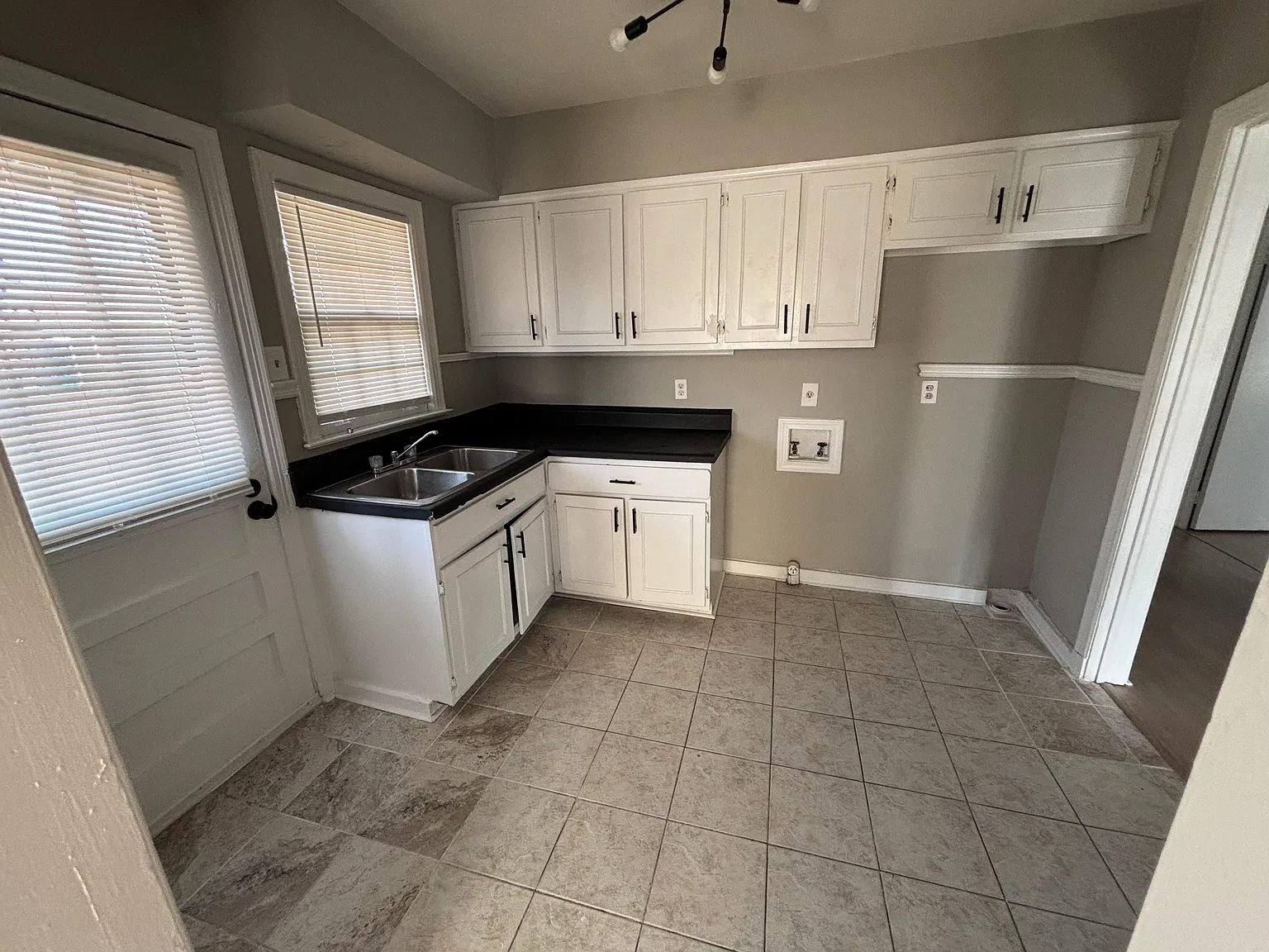 3 bed, 1240 sqft, $1,300 — Photo 4