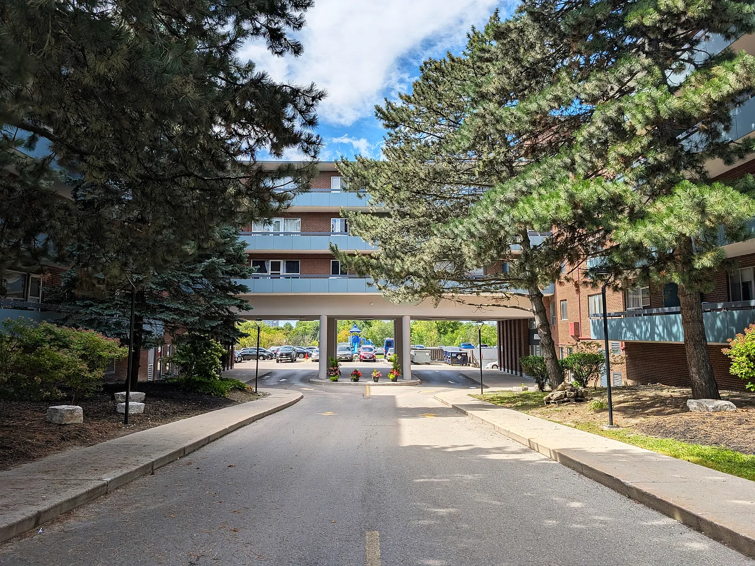 Essex Court Apartments - 216 Essex Avenue — Photo 4