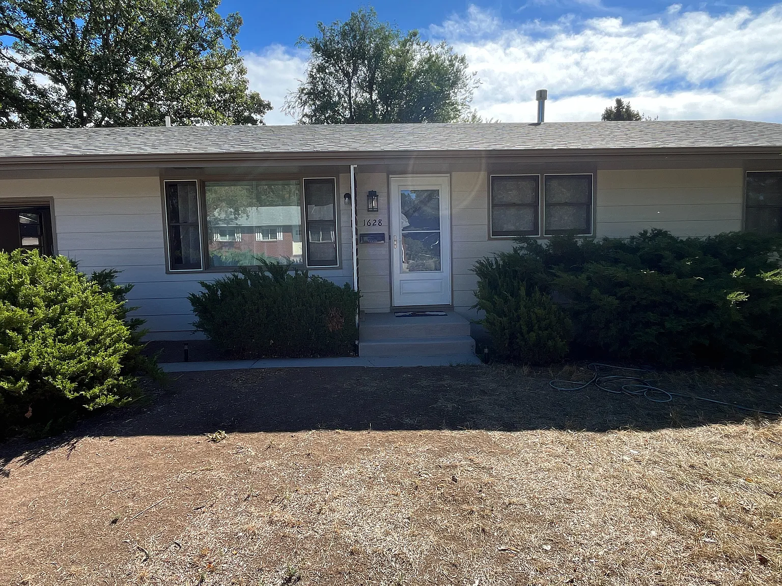 3 bed, 2016 sqft, $2,400 — Photo 3