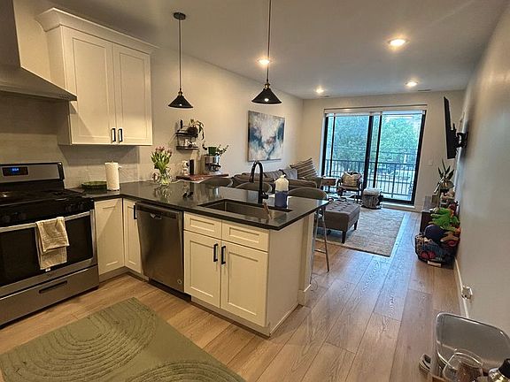 3rd image of 1646 W Belmont Ave #204