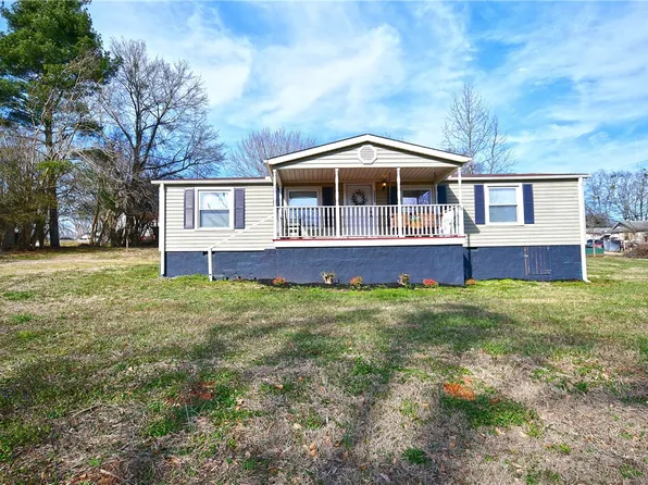 111 Corner Wood St, Easley, SC 29640