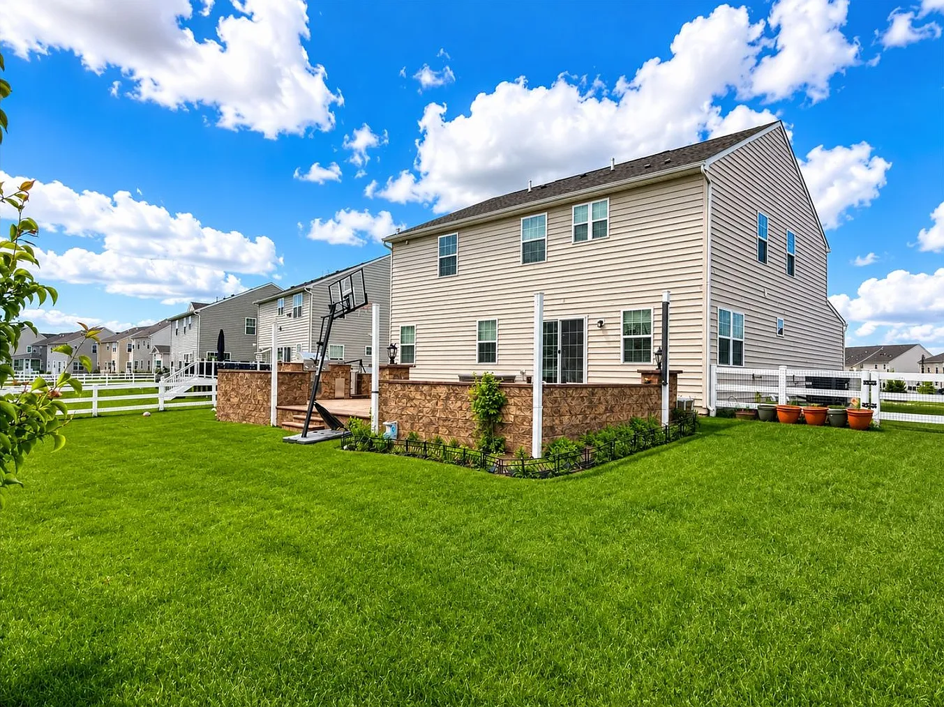 Welcome to 805 Llanelli Drive! — Photo 4