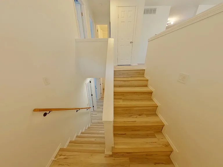 1031 N Edwards Ave — Photo 2