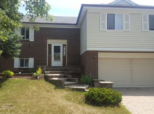 125 Midway Ln, Vernon Hills, IL