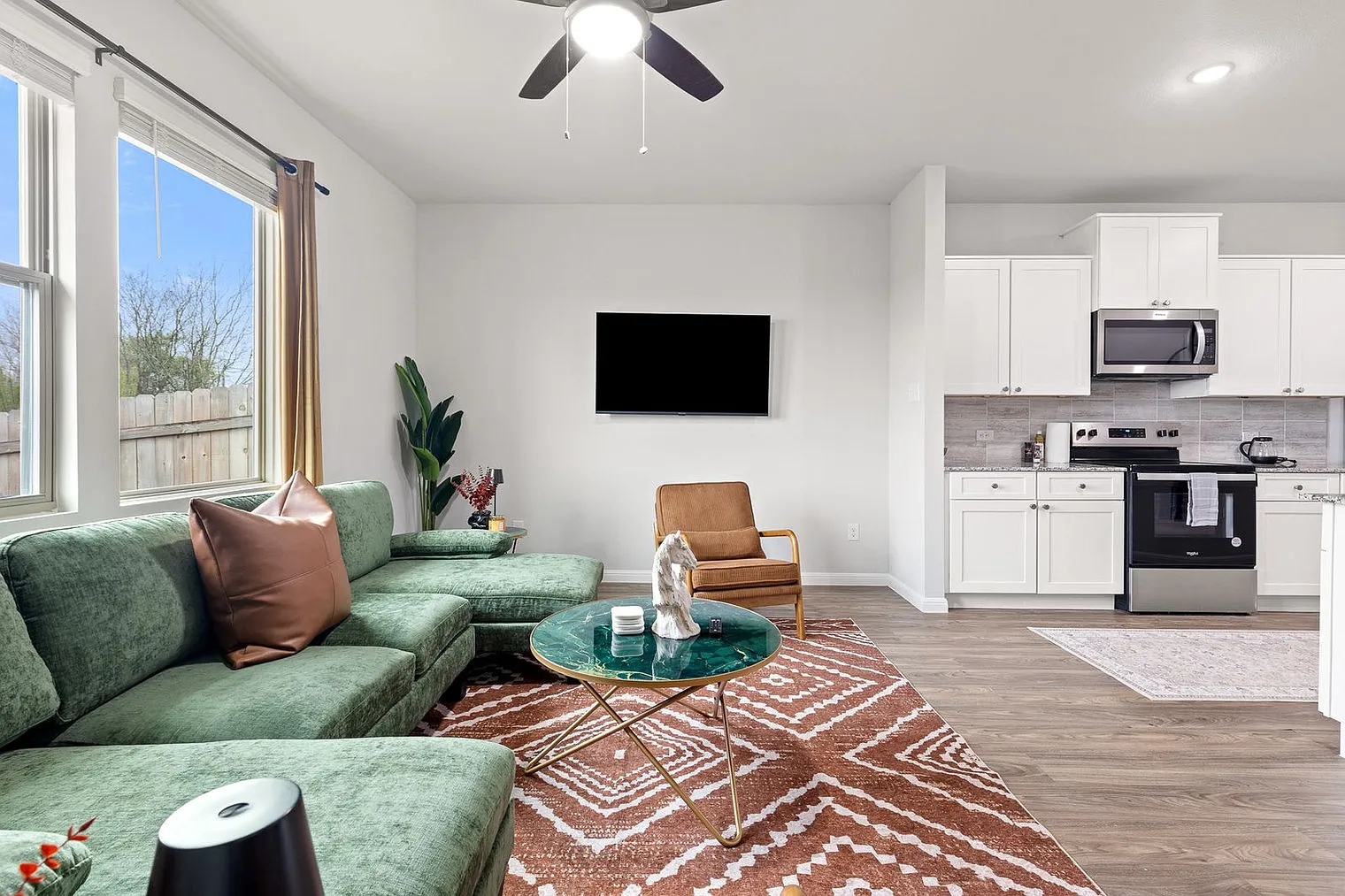 3 bed, 2.0 bath, 1539 sqft, $4,354 — Photo 3