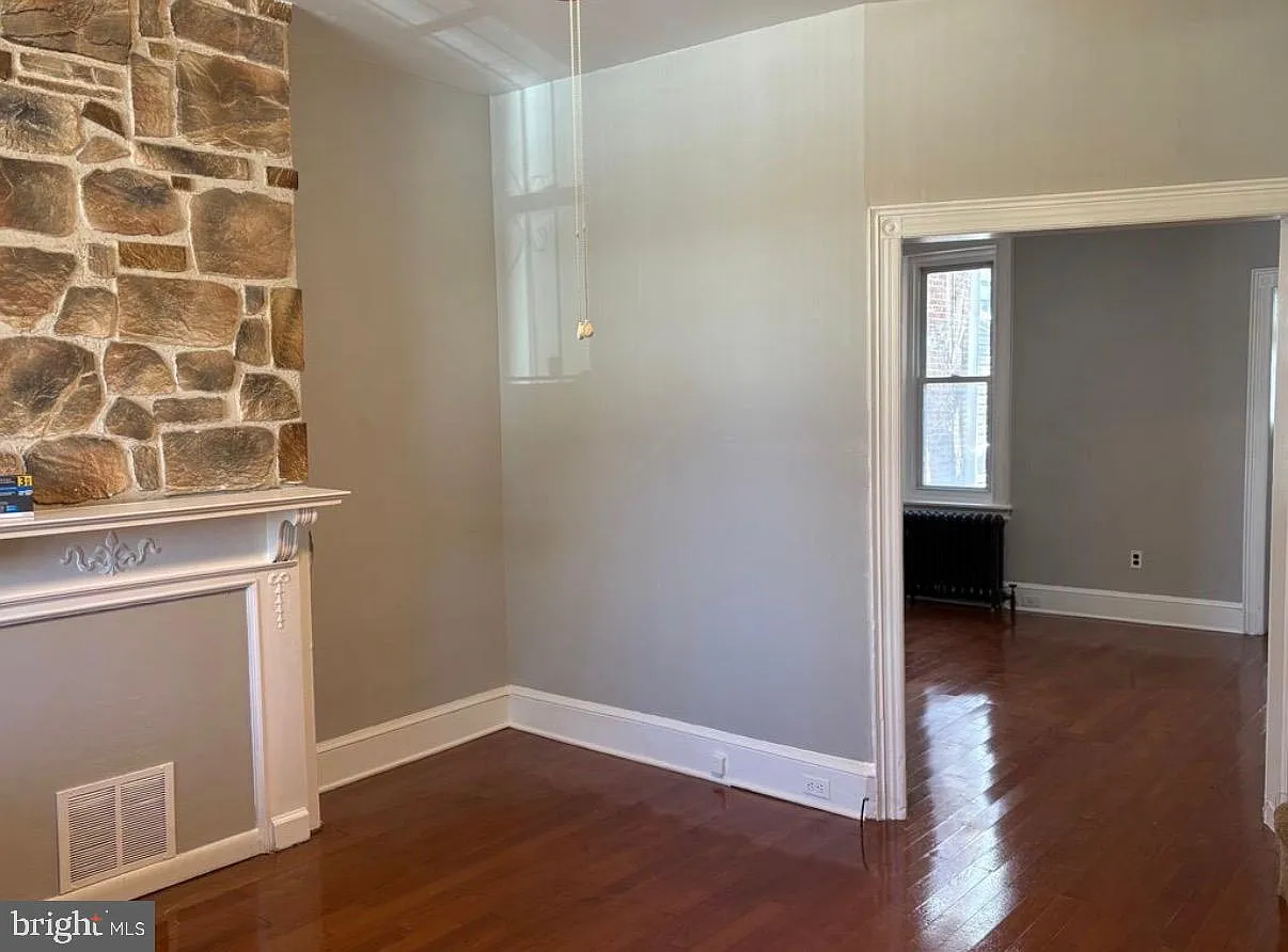 3 bed, 1.0 bath, 1156 sqft, $1,800 — Photo 3