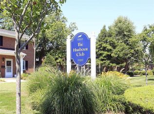 20 Commodore Ln, West Babylon, NY 11704