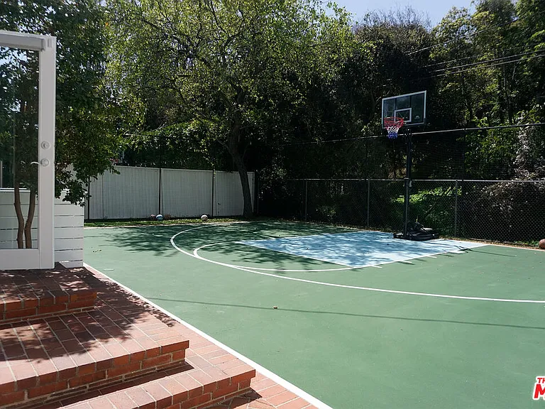 221 N Bowling Green Way — Photo 12