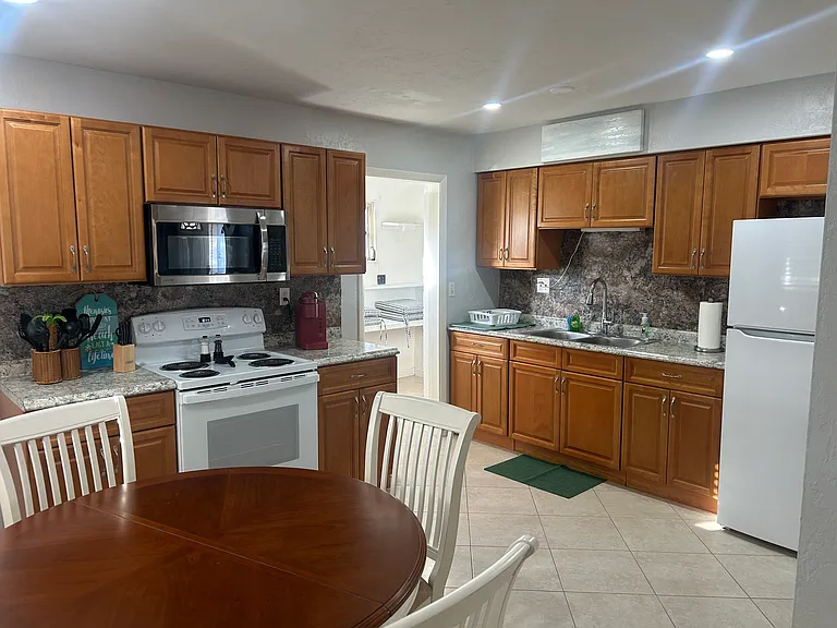 2670 Arbutus St #1 — Photo 3