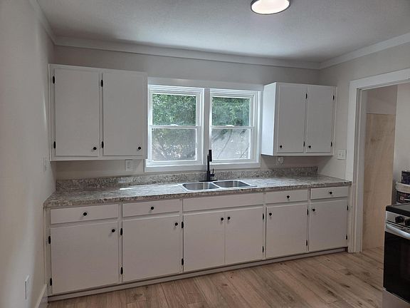 4th image of 220 Coffey Dr NE