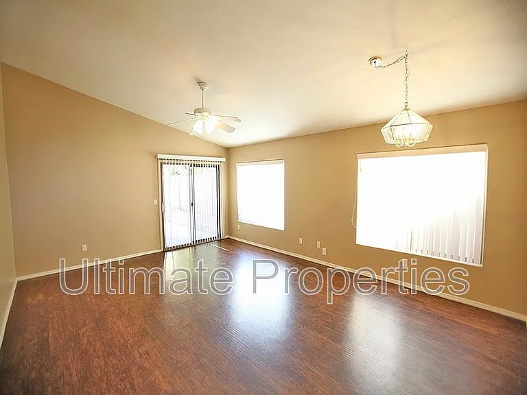 8570 W Rue De Lamour — Photo 10