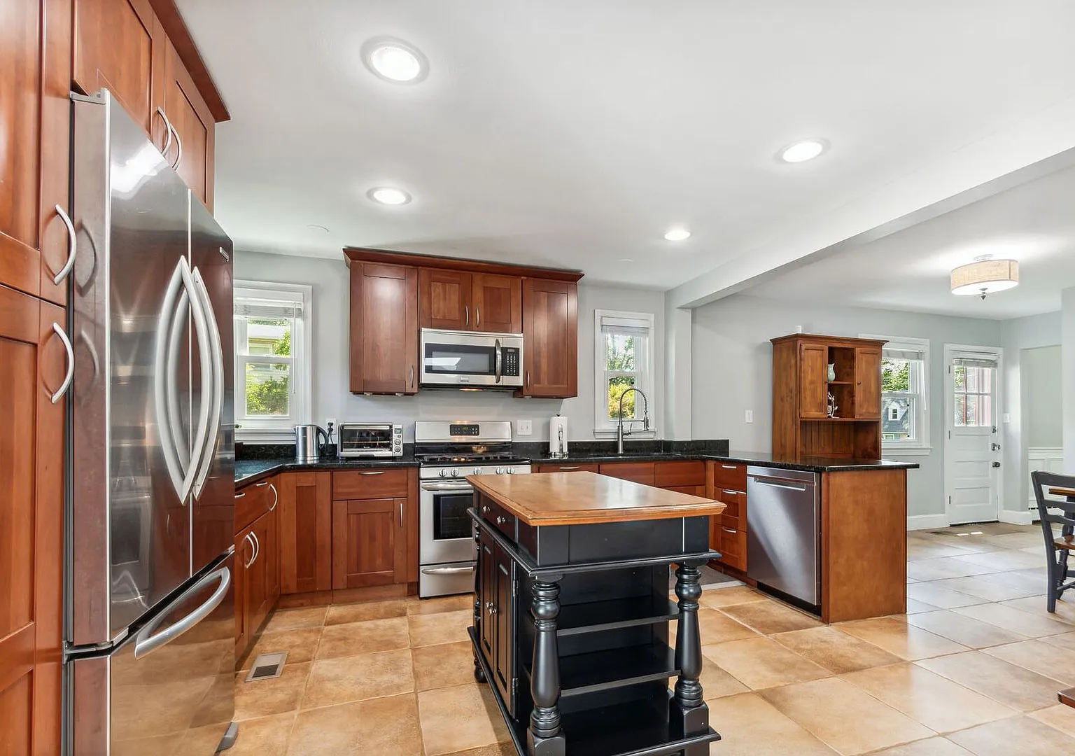 Cute Cape Cod Close to Forest Glen Metro w/huge backyard! — Photo 4