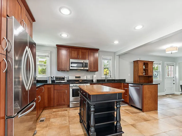 9909 Gardiner Ave — Photo 4