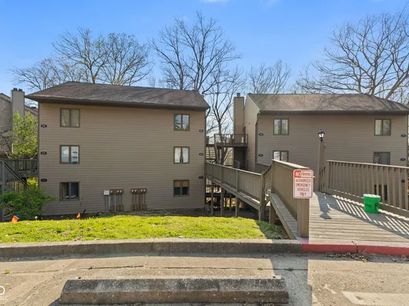 9590 S Lake Ridge Dr, Bloomington, IN 47401