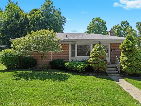 861 Squire Ln, Milford, MI 48381