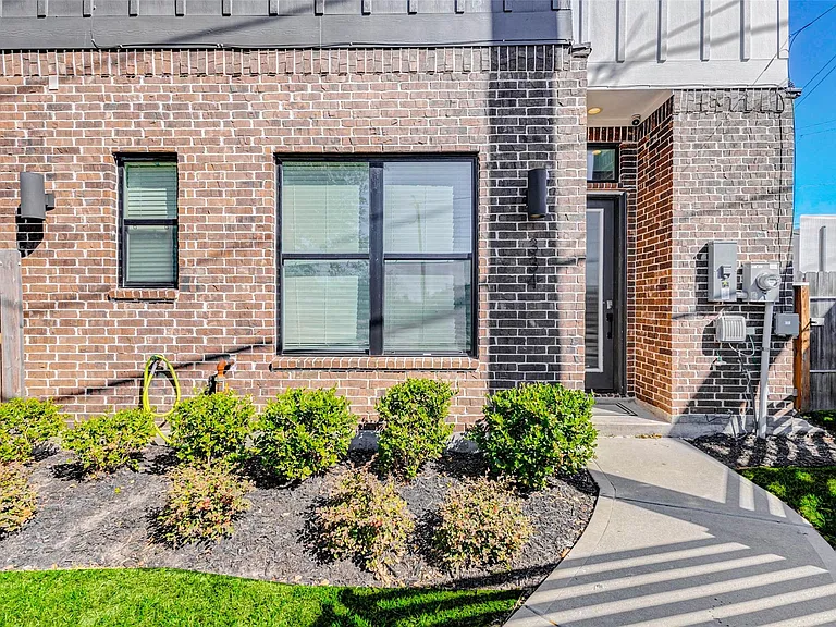 334 Eastwood St — Photo 36