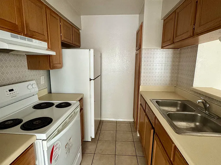 203 Martingale Ln #58 — Photo 7