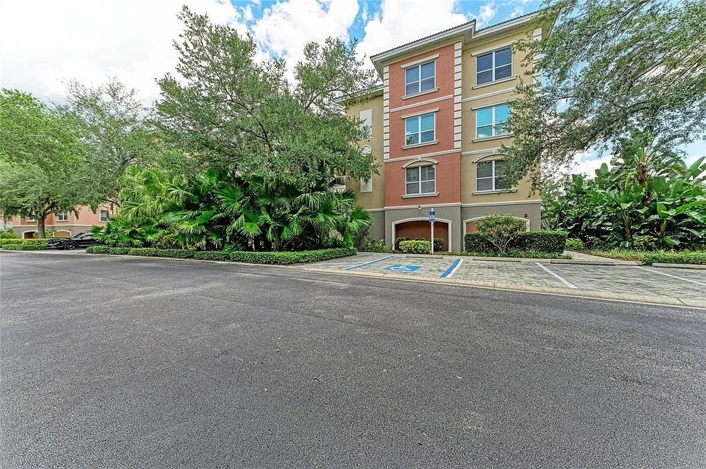 3 bed, 3.0 bath, 2392 sqft, $4,200 — Photo 4