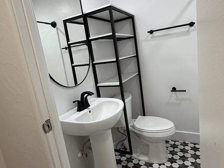 114 E Evans St — Photo 7