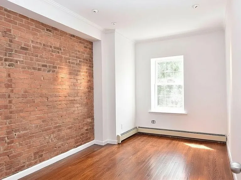 704 De Graw St #2 — Photo 4