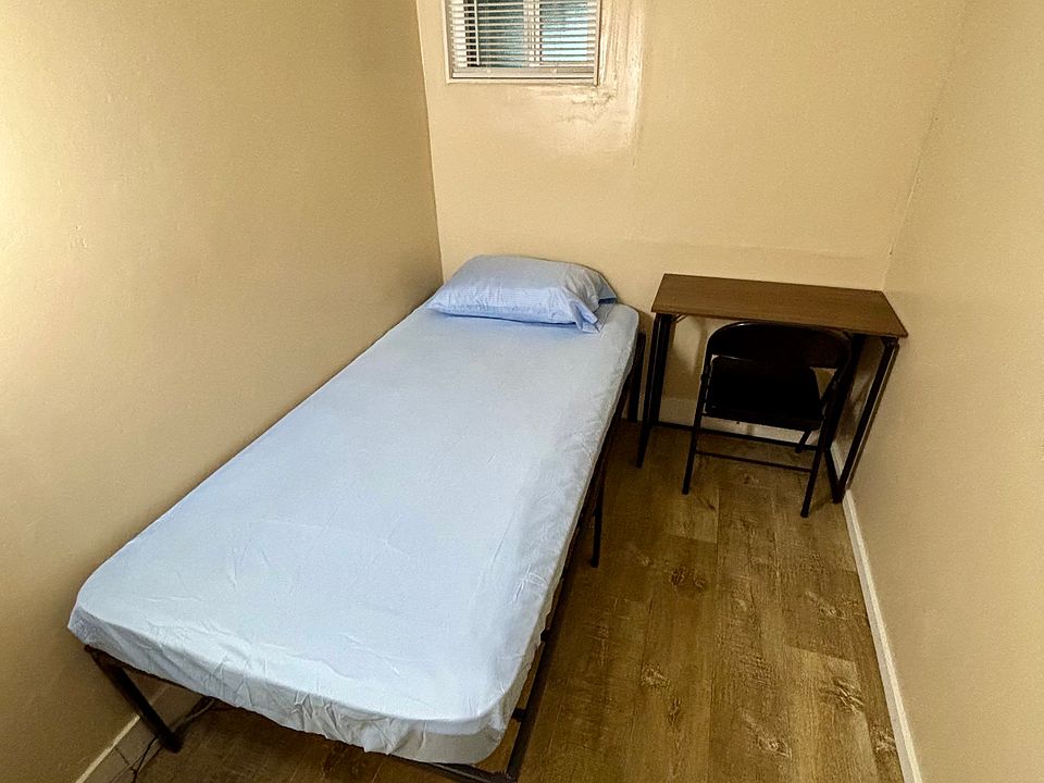 2nd image of 923 Sacramento Ave Room 4