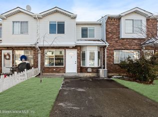 64 Country Dr N, Staten Island, NY 10314