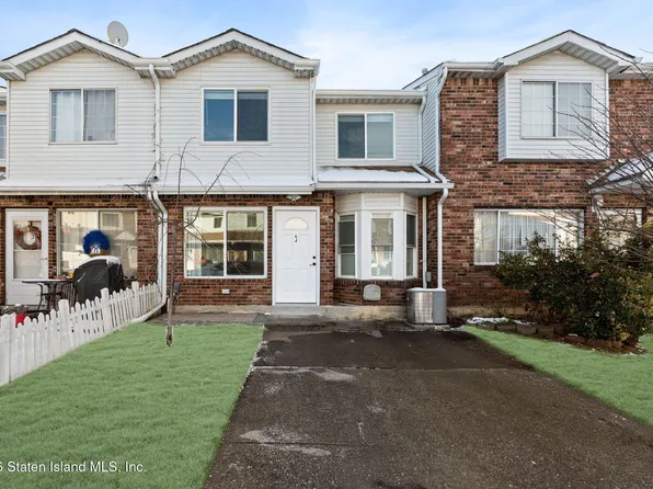 64 Country Dr N, Staten Island, NY 10314