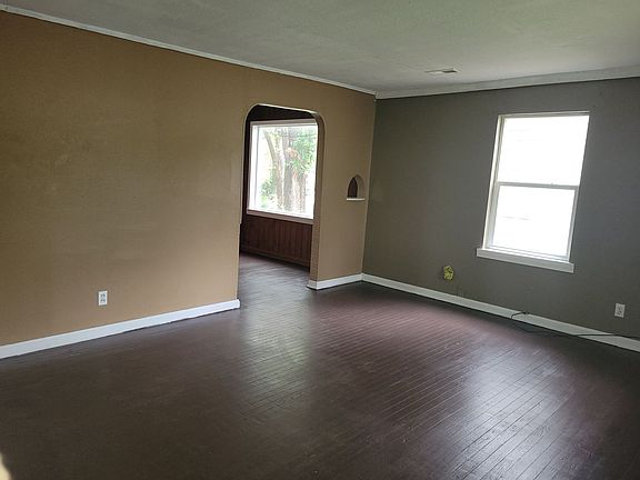 2nd image of 1545 N Chautauqua Ave