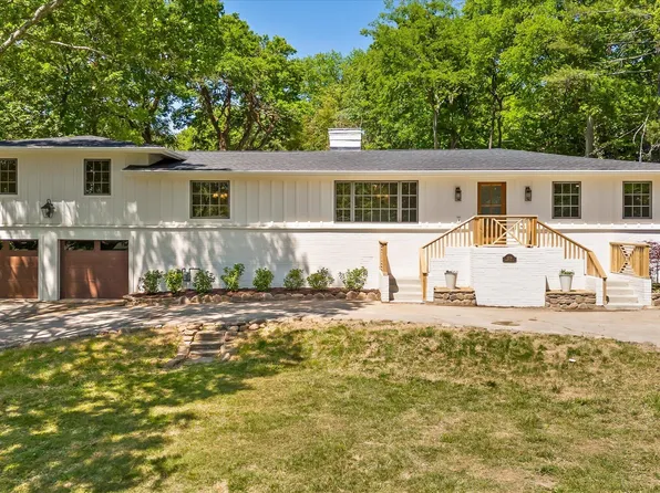 1206 Peter Pan Rd, Lookout Mountain, GA 30750