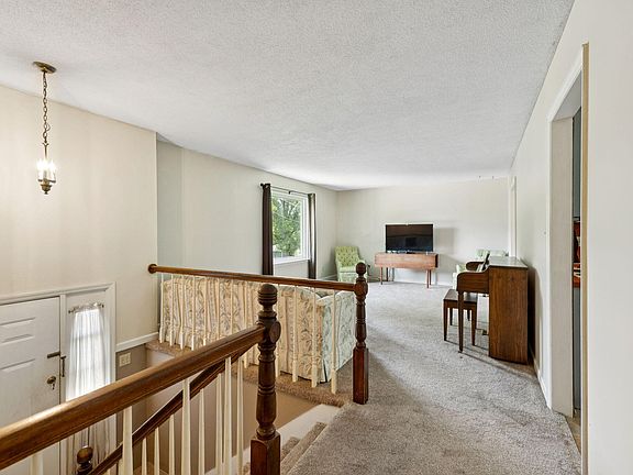 2nd image of 413 Sandalwood Dr