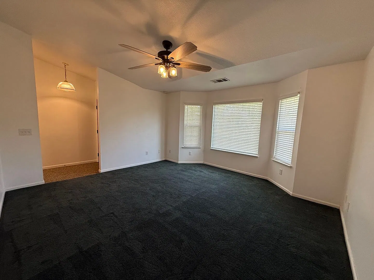 Charming 3 Bedroom 2 Bathroom home! — Photo 4