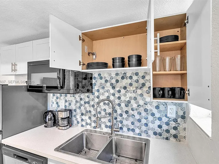 10004 E Bay Harbor Dr #5 — Photo 15