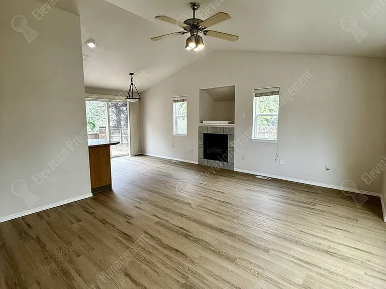 1299 NE Glacier Ridge Rd — Photo 4