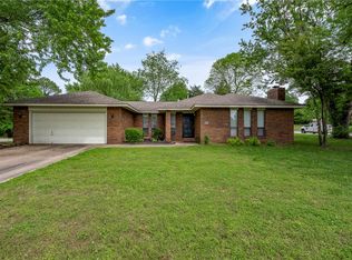 2600 N Azalea Ter, Fayetteville, AR 72703