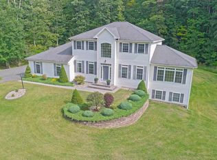 16 Drumlough Rd, Averill Park, NY 12018