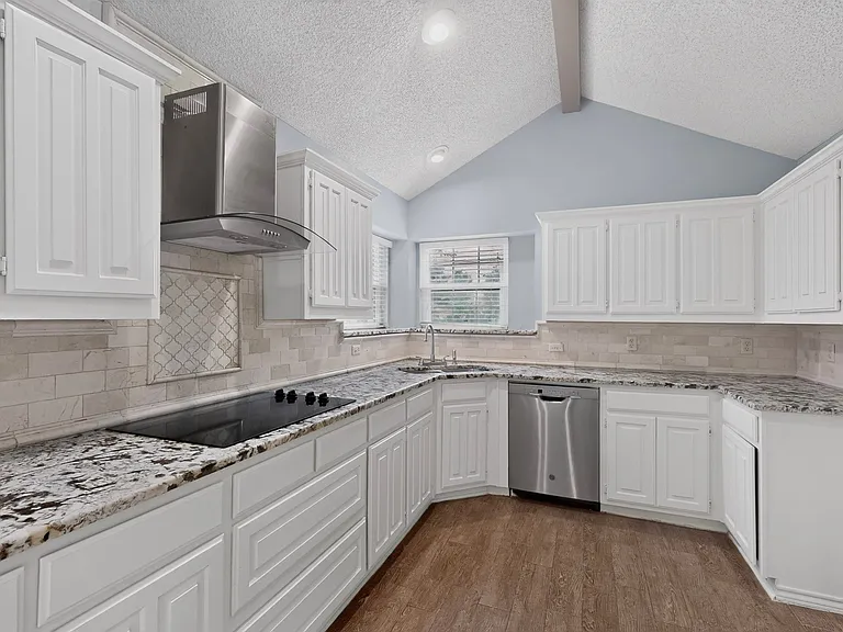 1207 Mistywood Ln — Photo 8