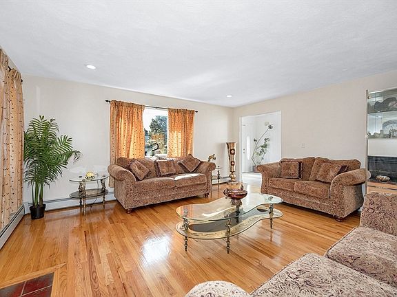 4th image of 35 Ontario Ave