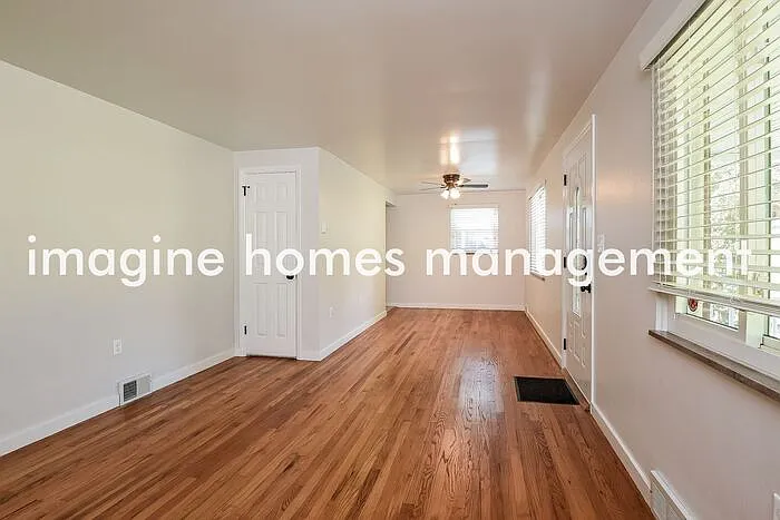 3 bed, 2.0 bath, 950 sqft, $2,050 — Photo 2
