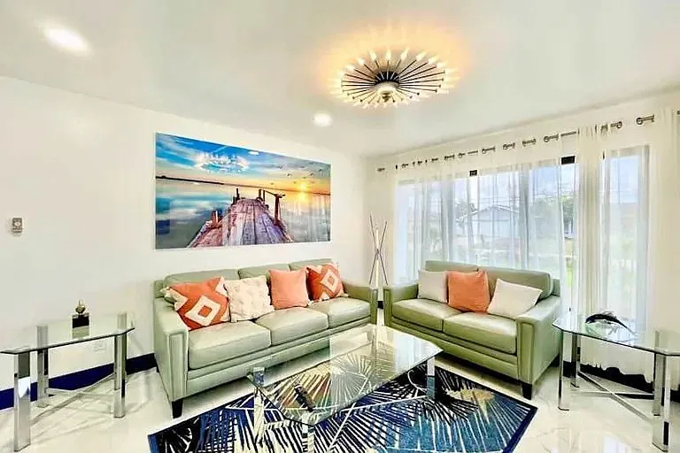 3 bed, 1375 sqft, $5,000 — Photo 3