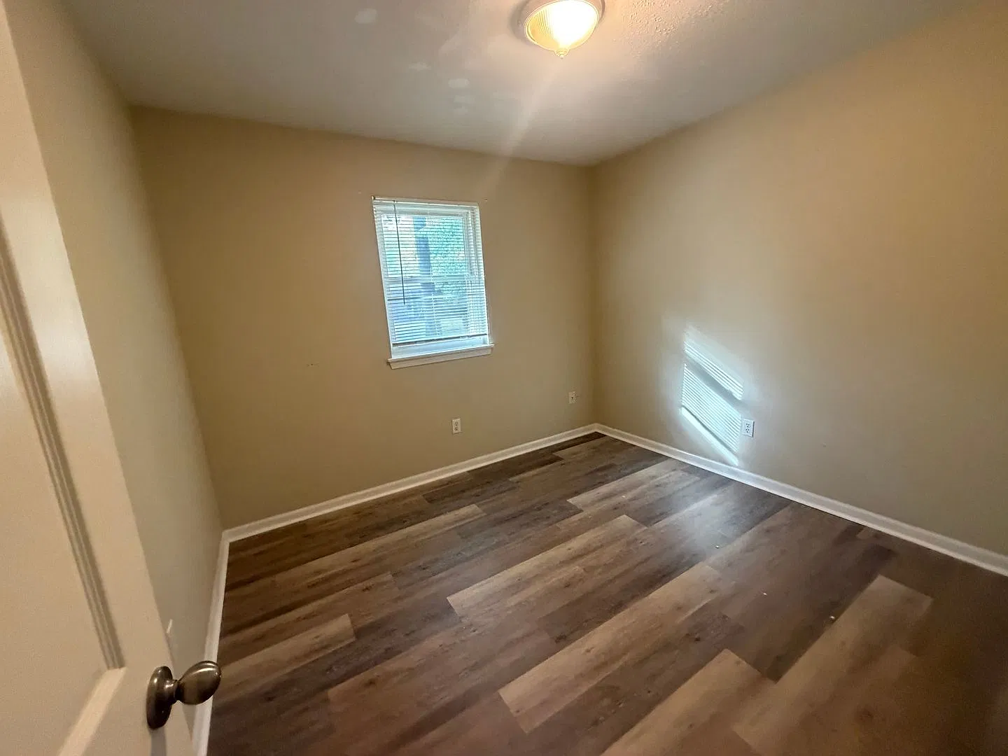 3BR/1BA/1 car garage - duplex unit — Photo 2