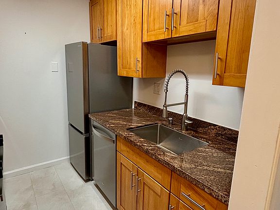 3rd image of 590 Baker St