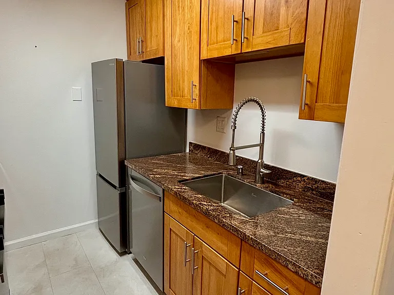 590 Baker St — Photo 3