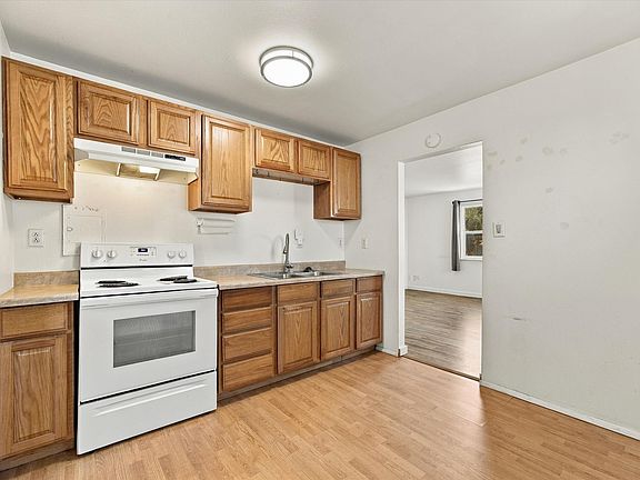 5th image of 146 Walnut St