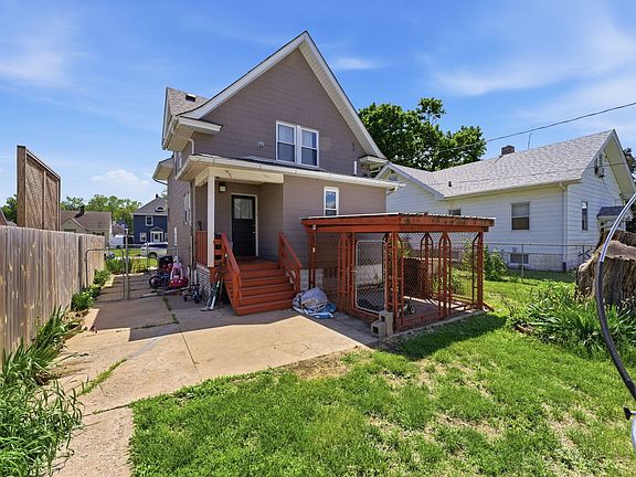3rd image of 820 W 16th St