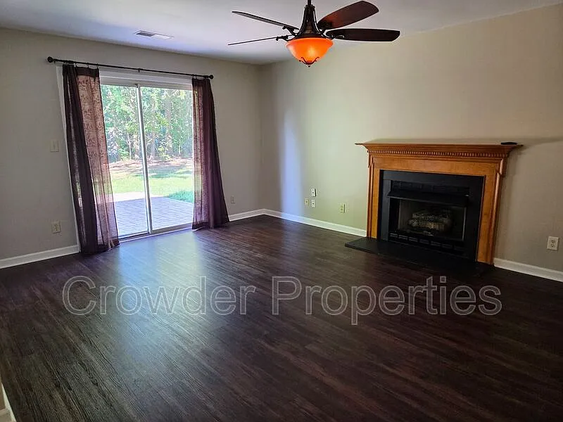 4 bed, 2.5 bath, 1998 sqft, $2,400 — Photo 3
